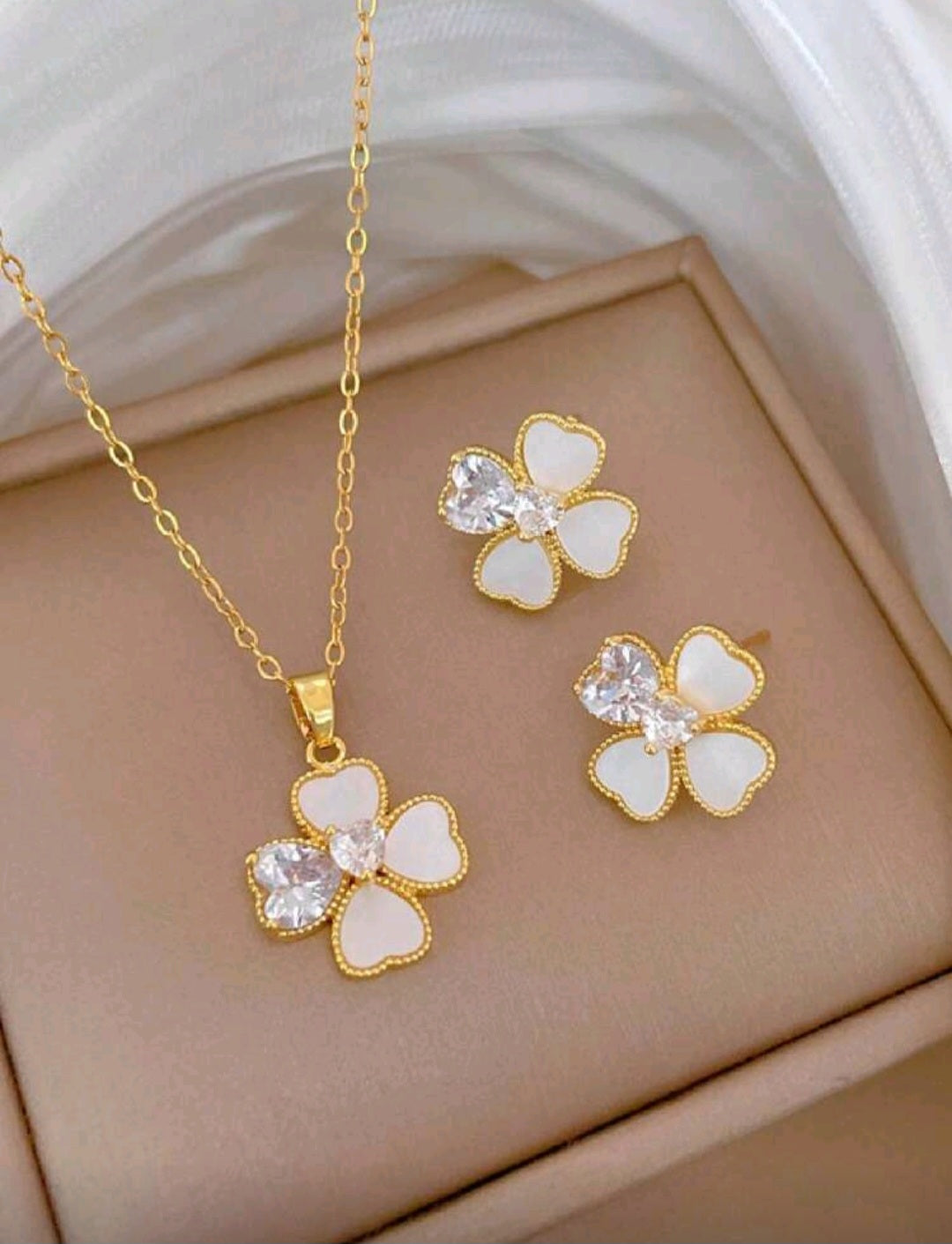 Set Collar y Zarcillos de Flor